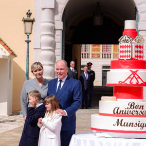 Une photo de famille montrant Charlene de Monaco lumineuse avec ses deux enfants Jacques et Gabriella
Le prince Albert II de Monaco, la princesse Charlène de Monaco et leurs enfants, le prince Jacques de Monaco, marquis des Baux, et la princesse Gabriella de Monaco, comtesse de Carladès - Le prince de Monaco fête son anniversaire (66 ans) en famille sur la Place du Palais princier de Monaco, le 14 mars 2024. © Claudia Albuquerque/Bestimage 