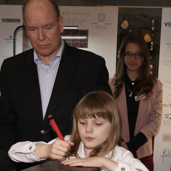 Le prince Albert II de Monaco, accompagné par le prince héréditaire Jacques et la princesse Gabriella, a visité le 1er Chocolashow, un salon du chocolat installé dans le Tunnel Riva à Monaco, le 9 mai 2024. Lors de cette 1ere édition, huit artistes élèves du Pavillon Bosio ont réalisé des sculptures en chocolat, chacune attribué à une association caritative après un tirage au sort réalisé par le prince souverain. Les sculptures ont été vendues aux enchères à la fin de la journée et le prix de la vente a été reversé à chaque association. Le prince et ses enfants ont aussi participé à la création d'une oeuvre originale en signant une pièce chocolatée. © Claudia Albuquerque / Bestimage 