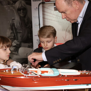 No Tabloids - Le prince Albert II de Monaco, accompagné par le prince héréditaire Jacques et la princesse Gabriella, a visité le 1er Chocolashow, un salon du chocolat installé dans le Tunnel Riva à Monaco, le 9 mai 2024. Lors de cette 1ere édition, huit artistes élèves du Pavillon Bosio ont réalisé des sculptures en chocolat, chacune attribué à une association caritative après un tirage au sort réalisé par le prince souverain. Les sculptures ont été vendues aux enchères à la fin de la journée et le prix de la vente a été reversé à chaque association. Le prince et ses enfants ont aussi participé à la création d'une oeuvre originale en signant une pièce chocolatée. © Claudia Albuquerque / Bestimage  No Tabloids - Only for OK, Hello, Grazia Prize - Prince Albert II of Monaco, accompanied by Hereditary Prince Jacques and Princess Gabriella, visited the 1st Chocolashow, a chocolate show installed in the Riva Tunnel in Monaco, on May 9, 2024. During this 1st edition, eight student artists from the Bosio Pavilion have created chocolate sculptures, each allocated to a charitable association after a draw carried out by the sovereign prince. The sculptures were auctioned at the end of the day and the sale price was donated to each association. The prince and his children also participated in the creation of an original work by signing a chocolate piece. 