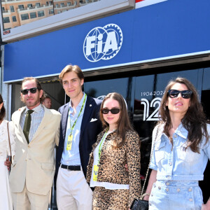 Un évènement qui mobilise toute la famille
Sacha Casiraghi, Raphaël Elmaleh, Khadja Nin, Jacky Ickx, Tatiana Santo Domingo, Andréa Casiraghi, Ben-Sylvester Strautmann, la princesse Alexandra de Hanovre et Charlotte Casiraghi durant la journée des qualifications du 81ème Grand Prix de Formule 1 de Monaco, le 25 mai 2024. © Bruno Bebert/Bestimage 