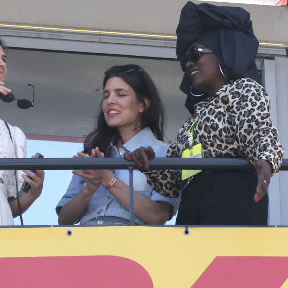 Ensemble, la famille monégasque a pu faire sa traditionnelle visite des paddocks tout en saluant les coureurs prêts à commencer la compétition.
Khadja Nin, Tatiana Santo Domingo et Charlotte Casiraghi lors des qualifications du 81ème Grand Prix de Formule 1 (F1) de Monaco, le 25 mai 2024. © Claudia Albuquerque/Bestimage