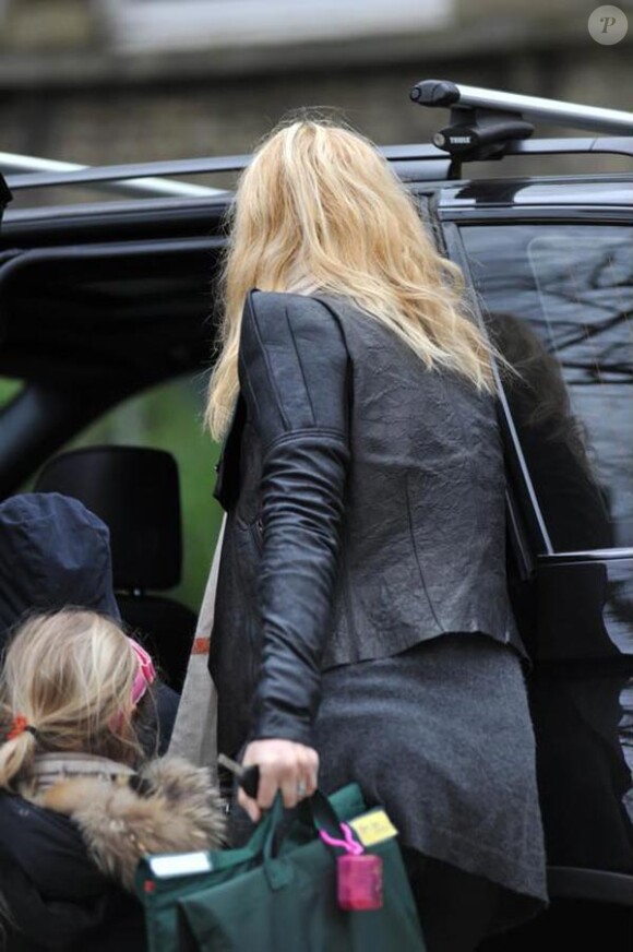 La comédienne hollywoodienne Gwyneth Paltrow et ses enfants - Apple et Moses - à la sortie de leur école, à Londres, le 11 mars 2010.