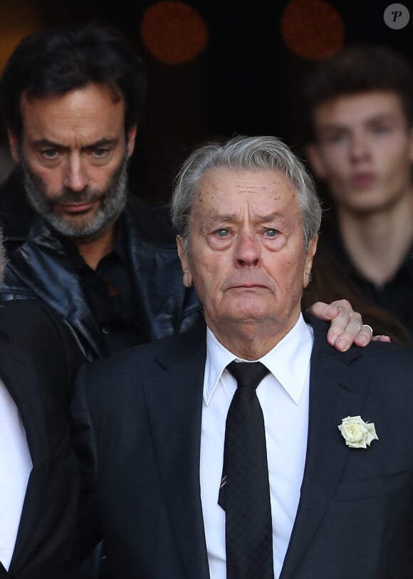 Info - Alain Delon placé sous curatelle renforcée par la justice - Alain Delon et son fils Anthony Delon - Sorties des obsèques de Mireille Darc en l’Église Saint-Sulpice à Paris. Le 1er septembre 2017  Funerals of the french actress Mireille Darc in Paris. On september 1st 2017 