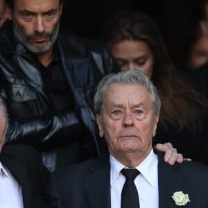 Info - Alain Delon placé sous curatelle renforcée par la justice - Alain Delon et son fils Anthony Delon - Sorties des obsèques de Mireille Darc en l’Église Saint-Sulpice à Paris. Le 1er septembre 2017  Funerals of the french actress Mireille Darc in Paris. On september 1st 2017 