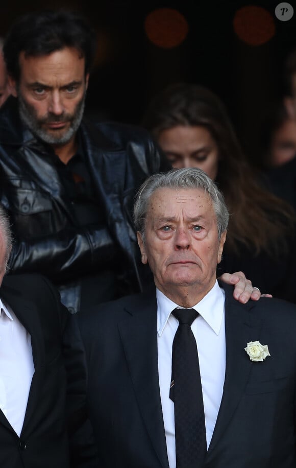 Info - Alain Delon placé sous curatelle renforcée par la justice - Alain Delon et son fils Anthony Delon - Sorties des obsèques de Mireille Darc en l’Église Saint-Sulpice à Paris. Le 1er septembre 2017  Funerals of the french actress Mireille Darc in Paris. On september 1st 2017 