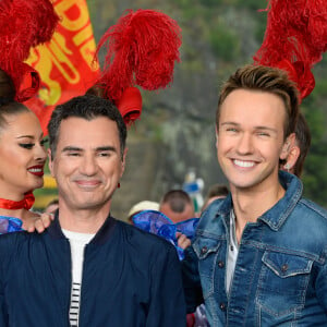 Laurent Luyat et Cyril Féraud sur le départ de la deuxième étape de la 103ème édition de la course cycliste du tour de France avec les danseuses du Moulin-Rouge le 3 juillet 2016 entre Saint-Lo et Cherbourg-en-Cotentin, en Normandie le 3 juillet 2016. . © Coadic Guirec / Bestimage