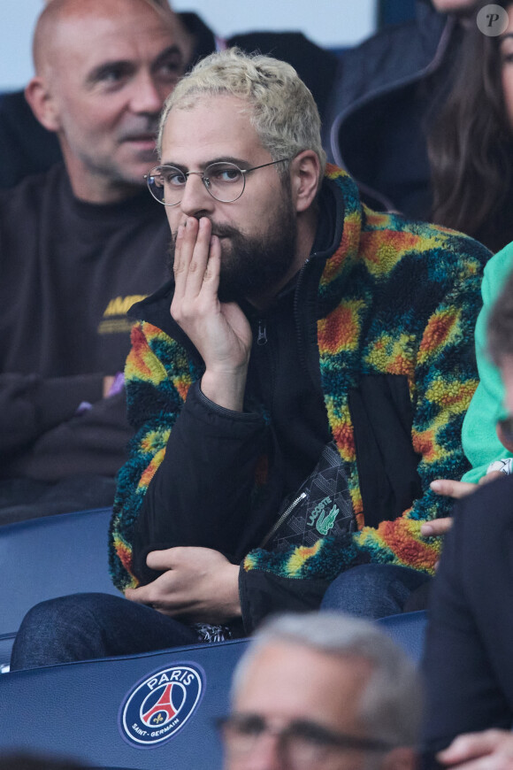 Et même s'il est un peu dans la tourmente ces dernières semaines, sa carrière monte. 
Hakim Jemili - Célébrités dans les tribunes du match de Ligue 1 Uber Eats "PSG-Toulouse" (1-3) au Parc des Princes à Paris le 12 mai 2024. © Cyril Moreau/Bestimage