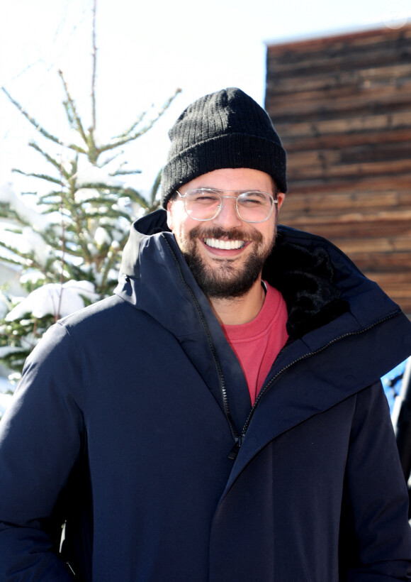 Hakim Jemili au photocall du film "Ici et Là-Bas" de la 27ème Festival International du Film de Comédie de l'Alpe d'Huez, France, le 20 janvier 2024. © Dominique Jacovides/Bestimage