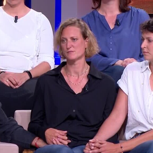 La mère de Lina, disparue depuis 8 mois, n'évite pas les remarques déplacées après son passage face à Julien Courbet