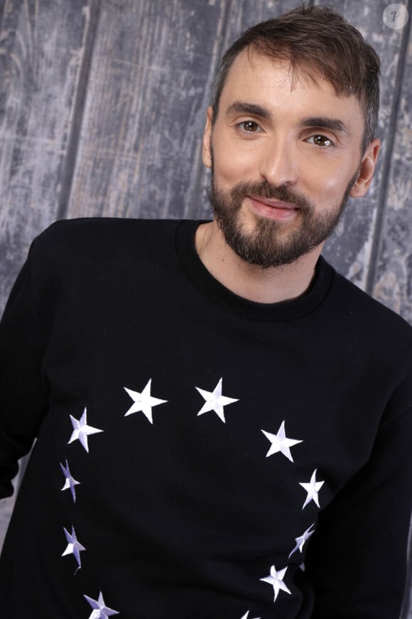 Rendez-vous portrait en studio avec Christophe Willem à Paris. Il porte un sweat 'Etoile Europe' de la marque Etudes, le 15 novembre 2017. © Cédric Perrin / Bestimage