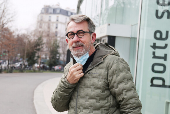 Exclusif - Jamy Gourmaud, en deuil suite au décès d'un expert de son émission "Le monde de Jamy", à la sortie des studios de Radio France à Paris. Le 10 mars 2021