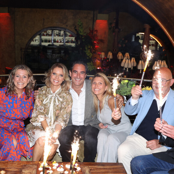 Au cours de cette même soirée, Sylvie Tellier a réuni sa famille...
Sylvie Tellier avec son mari Laurent Schenten, sa mère Annick, ses soeurs Stephanie et Anne-Sophie, son beau-père Eric lors de la soirée de Sylvie Tellier pour son 46e anniversaire mais aussi le lancement de son livre "Couronne et préjugés", organisée par Five Eyes Production au Buddha Bar à Paris, le 28 mai 2024. Photo by Jerome Dominé/ABACAPRESS.COM