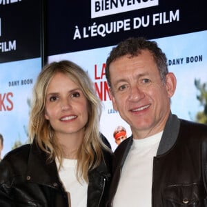 "Elle dit des choses qu'elle n'a jamais raconté avant. Je pense que de ce trauma qu'elle avait enfoui, elle en fait quelque chose. Elle construit. C'est très beau", renchérit Dany Boon
La réalisatrice-actrice laurence Arné et Dany Boon - Avant-première du film "La Famille Hennedricks" au cinéma CGR Villenave-d'Ornon (Gironde), le 25 mai 2024.