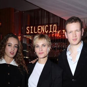 Ensemble ils ont eu un fils, Noé Boon, sosie de son père
Semi-Exclusif - Judith Godrèche et ses enfants Tess Barthelemy et Noé Boon - Première du film "Icon of the french cinema" au Silencio à Paris. Le 8 décembre 2023 © Denis Guignebourg / Bestimage