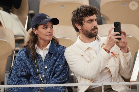 Agustin Galiana et Julie Sassoust dans les tribunes des Internationaux de France de tennis de Roland Garros 2024 à Paris, France, le 30 mai 2024. © Jacovides-Moreau/bestimage