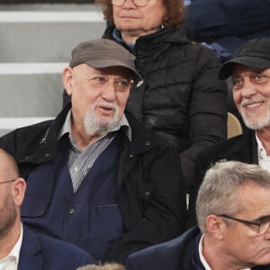 Charlélie Couture et son frère Tom Novembre dans les tribunes des Internationaux de France de tennis de Roland Garros 2024 à Paris, France, le 30 mai 2024. © Jacovides-Moreau/bestimage