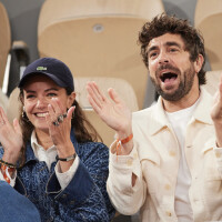 PHOTOS Agustin Galiana et Julie Sassoust : le couple d'Ici tout commence très proche et hilare à Roland Garros