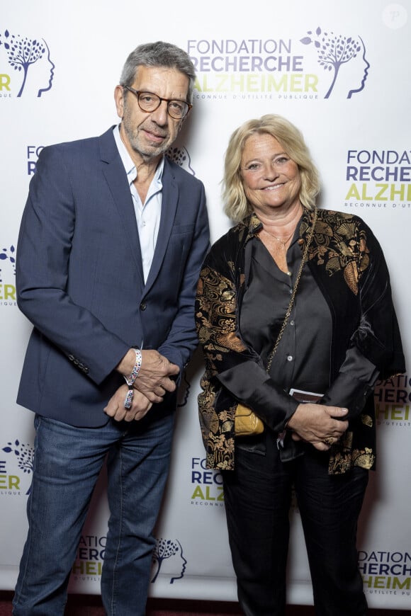 Michel Cymes, Marina Carrère d'Encausse au photocall du concert du gala des 20 ans de la fondation Recherche Alzheimer "2 générations chantent pour la 3ème" à l'Olympia à Paris le 18 mars 2024. © Cyril Moreau / Bestimage 