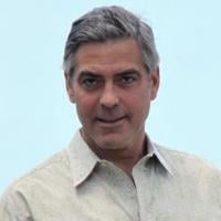 George Clooney a enfin retiré son immonde chemise... pour le plaisir d'une petite veinarde !