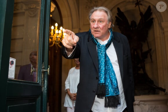 Info - Gérard Depardieu, sur décision de justice, se verra restituer les rushes du reportage le concernant diffusé dans l'émission "Complément d'enquête" - Info - La garde à vue pour agressions sexuelles de Gérard Depardieu est terminée une convocation lui a été remise pour passer au tribunal correctionnel en octobre 2024 - Gérard Depardieu explose de colère face à une journaliste de RTL qui lui posait des questions trop privées, lors d'une cérémonie à l’hôtel de Ville de Bruxelles, honorant sa carrière cinématographique. «Je ne vais pas vous dire le quartier où je suis, déjà que je peine à me déplacer et à sortir, heureusement que je prends des scooters, que je porte un casque et que la police m'aide. Alors vous n'allez pas vous y mettre, hein, vous allez me foutre la paix. Je n'aime pas les journalistes, je n'aime pas répondre aux questions, ça me gonfle, ok ? Merci, les gars, merci". » Une cérémonie écourtée après 5 minutes où la presse a été conviée à quitter les lieux et n'a pu assister à la remise de médaille ni à la présentation du film " Les Valseuses " présenté par l'acteur au Brussels International Film Festival de Bruxelles (BRIFF), suite à l'incident ! Belgique, Bruxelles, 25 juin 2018.  French actor Gerard Depardieu pictured during a ceremony City Hall, to honour his career, part of the 'Brussels International Film Festival' (Briff). Belgium, Brussels, 25 June 2018. 