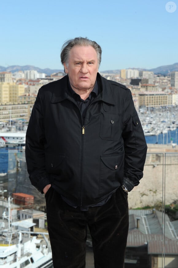 Des "rushes" qui n'auraient rien d'authentiques d'après Yann Moix et l'acteur. Gérard Depardieu avait même assigné en justice la production 
Gérard Depardieu durant le photocall organisé pour la présentation de la saison 2 de la série "Marseille" pour Netflix au Sofitel du Vieux Port à Marseille, le 18 février 2018. 8 nouveaux épisodes qui seront diffusés à partir du 23 février. © Bruno Bebert / Bestimage 