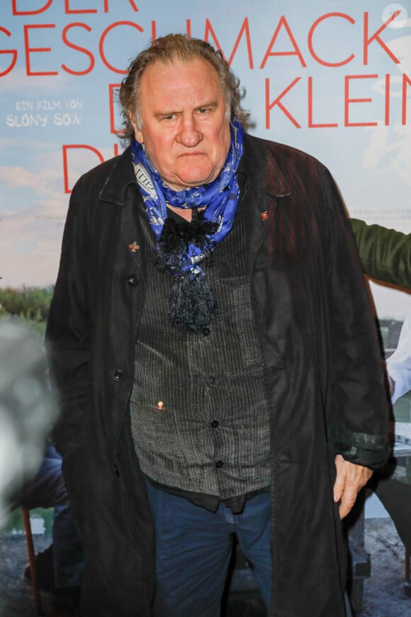 Info - Gérard Depardieu, sur décision de justice, se verra restituer les rushes du reportage le concernant diffusé dans l'émission "Complément d'enquête" - Info - La garde à vue pour agressions sexuelles de Gérard Depardieu est terminée une convocation lui a été remise pour passer au tribunal correctionnel en octobre 2024 - Gérard Depardieu à la première du film "The Taste of Small Things" à Berlin le 12 janvier 2023  