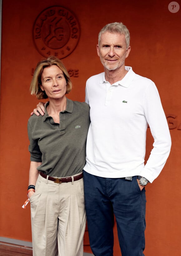 Marié depuis presque 20 ans à Hortense, Denis Brogniart s'est rendu à Roland-Garros afin d'assister au match opposant Pavel Kotov à Jannik Sinner
Denis Brogniart et sa femme Hortense - Les célébrités au village lors des Internationaux de France de tennis de Roland Garros à Paris