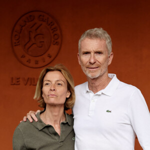 C'est donc en compagnie de sa femme Hortense, avec qui il a posé bras dessus bras dessous au photocall, qu'il a profité du spectacle
Denis Brogniart et sa femme Hortense - Les célébrités au village lors des Internationaux de France de tennis de Roland Garros 2024 à Paris (20 mai - 9 juin 2024), le 31 mai 2024. © Jacovides / Moreau / Bestimage