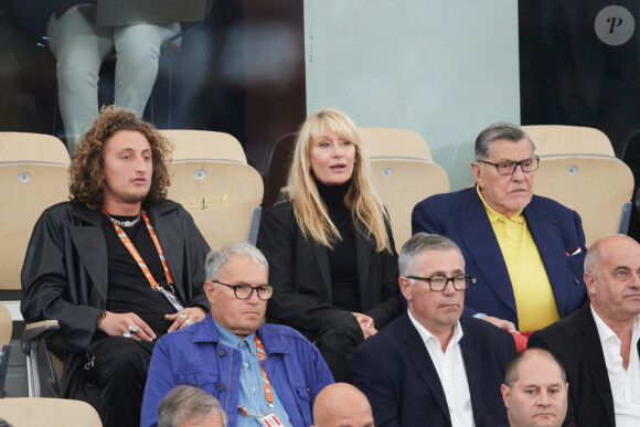 Isabelle Camus entre son fils Joalukas Noah et son père Jean-Claude Camus dans les tribunes des Internationaux de France de tennis de Roland Garros 2024 à Paris, France, le 31 mai 2024. © Jacovides-Moreau/bestimage 