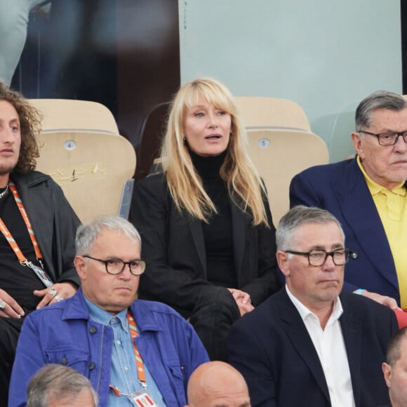 Isabelle Camus entre son fils Joalukas Noah et son père Jean-Claude Camus dans les tribunes des Internationaux de France de tennis de Roland Garros 2024 à Paris, France, le 31 mai 2024. © Jacovides-Moreau/bestimage 