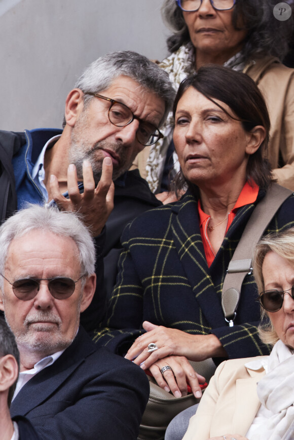 Michel Cymes avec sa femme Nathalie dans les tribunes des Internationaux de France de tennis de Roland Garros 2024 à Paris, France, le 31 mai 2024. © Jacovides-Moreau/bestimage 