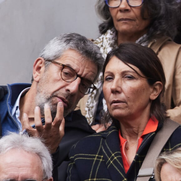 Michel Cymes avec sa femme Nathalie dans les tribunes des Internationaux de France de tennis de Roland Garros 2024 à Paris, France, le 31 mai 2024. © Jacovides-Moreau/bestimage 