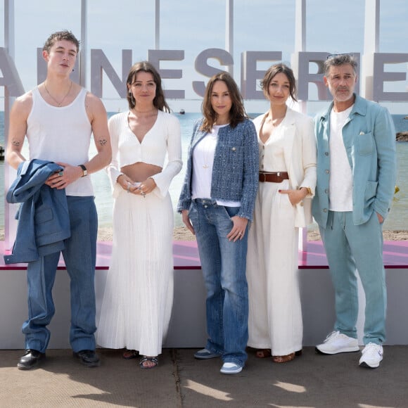 Loan Becmont, Julie Sassoust, Vanessa Demouy, Zoi Severin et Stéphane Blancafort assistent au photocall "Ici Tout Commence" lors du 7ème Festival International de Cannes - Jour 2 le 6 avril 2024 à Cannes. David NIVIERE/ABACAPRESS.COM