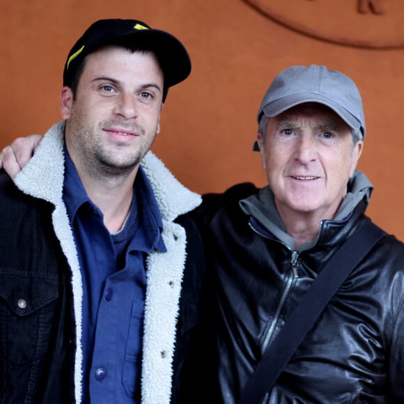 En mars 2024, Paul, auteur, sortait son premier roman Bobby Nazebroque (éditions Grasset). 
François Cluzet et son fils Paul au village lors des Internationaux de France de tennis de Roland Garros 2024, à Paris, France, le 1er juin 2024. © Jacovides-Moreau/Bestimage 