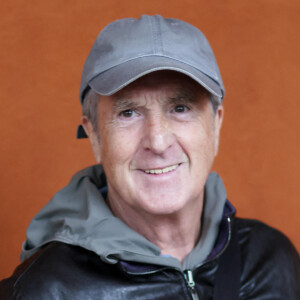 Paré d'une casquette grise, l'acteur d'Intouchables a pris la pose avec son fils avant d'aller s'installer en tribunes pour le match entre Alexander Zverev et Tallon Griekspoor.
François Cluzet au village lors des Internationaux de France de tennis de Roland Garros, à Paris, France