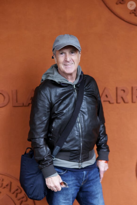 Paré d'une casquette grise, l'acteur d'Intouchables a pris la pose avec son fils avant d'aller s'installer en tribunes pour le match entre Alexander Zverev et Tallon Griekspoor.
François Cluzet au village lors des Internationaux de France de tennis de Roland Garros, à Paris, France