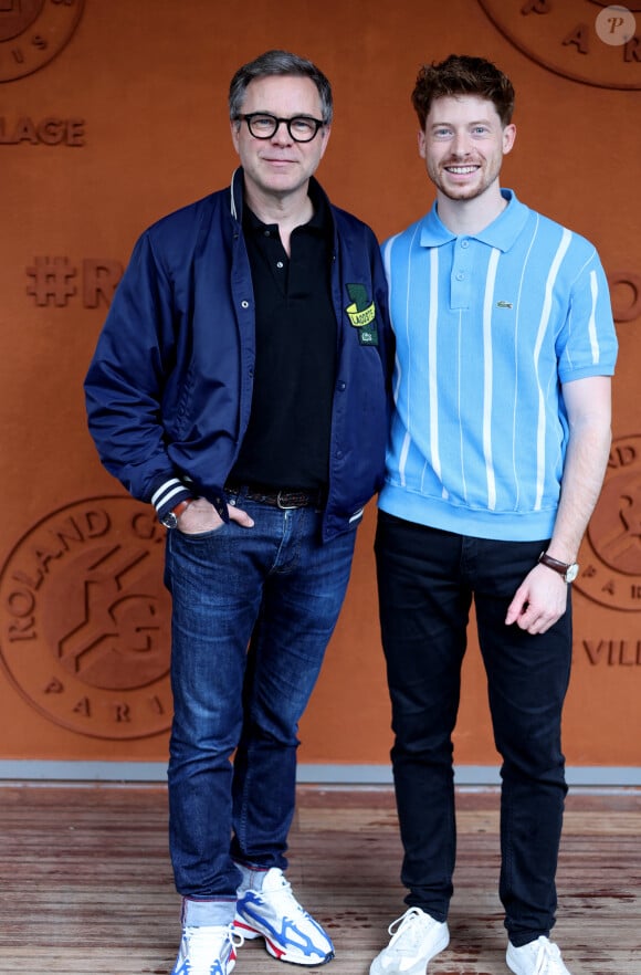 Non loin du duo père-fils, Guillaume De Tonquedec a aussi choisi de venir assister au match avec son fils Timothé (fruit de son amour avec Christèle Marchal).
Guillaume De Tonquedec et son fils Timothe au village lors des Internationaux de France de tennis de Roland Garros 2024, à Paris, France, le 1er juin 2024. © Jacovides-Moreau/Bestimage 