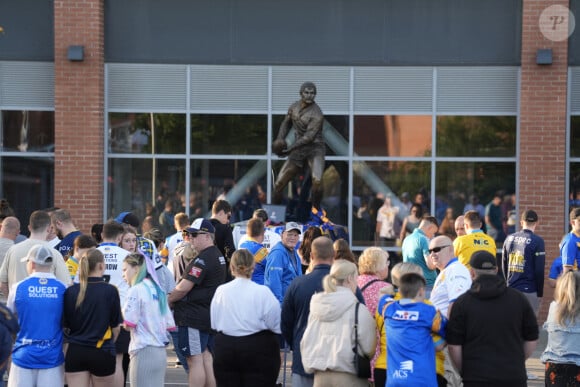 Les fans se sont rassemblés devant le Headingley Stadium à Leeds, après la mort de Rob Burrow, à l'âge de quarante-et-un an à la suite de sa maladie neuro-dégénérative.
Crédits : Danny Lawson/PA Wire