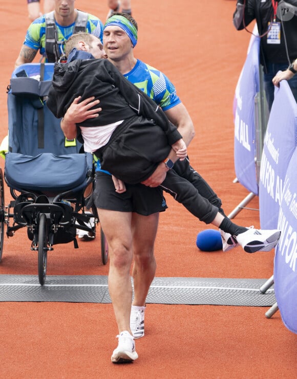 Le 14/05/2023, Rob Burrow et Kevin Sinfield passe la ligne d'arrivée du Marathon de Leeds. Crédit : Danny Lawson/PA Wire