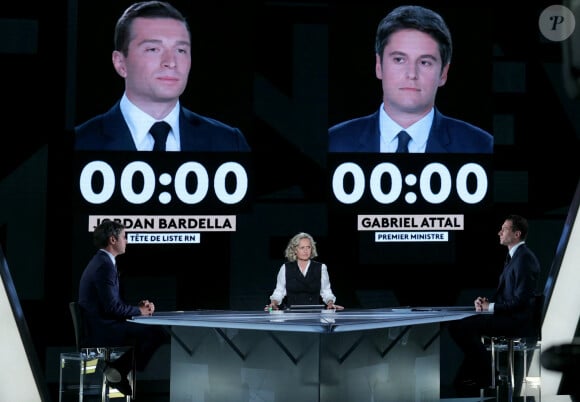 Le président du parti d'extrême droite français Rassemblement national (RN) et principal candidat aux élections européennes du 9 juin, Jordan Bardella et le Premier ministre français Gabriel Attal assistent à un débat organisé par la journaliste Caroline Roux sur France 2 à Aubervilliers le 23 mai 2024. © Thomas Samson/Pool/Bestimage