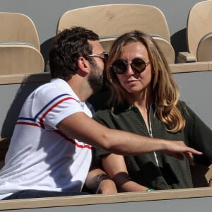 Et ils se sont d'ailleurs déjà donnés la réplique.
Amélie Etasse et son compagnon Clement Sejourné dans les tribunes lors des internationaux de tennis de Roland Garros à Paris, France, le 1er juin 2019. © Jean-Baptiste Autissier/Panoramic/Bestimage 