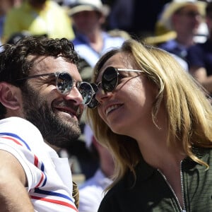 Il s'agit lui aussi d'un comédien.
Amélie Etasse et son compagnon Clement Sejourné dans les tribunes lors des internationaux de tennis de Roland Garros à Paris, France, le 1er juin 2019. © Jean-Baptiste Autissier/Panoramic/Bestimage 