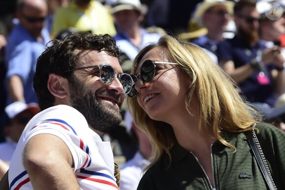 Il s'agit lui aussi d'un comédien.
Amélie Etasse et son compagnon Clement Sejourné dans les tribunes lors des internationaux de tennis de Roland Garros à Paris, France, le 1er juin 2019. © Jean-Baptiste Autissier/Panoramic/Bestimage 