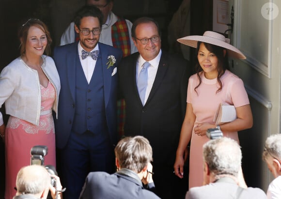 Les beaux-parents de la journaliste sont donc François Hollande et Ségolène Royal.
Ségolène Royal et François Hollande, la mère de la mariée - Mariage de Thomas Hollande et de la journaliste Emilie Broussouloux l'église de Meyssac en Corrèze, près de Brive, ville d'Emiie. Le 8 Septembre 2018. © Patrick Bernard-Guillaume Collet / Bestimage