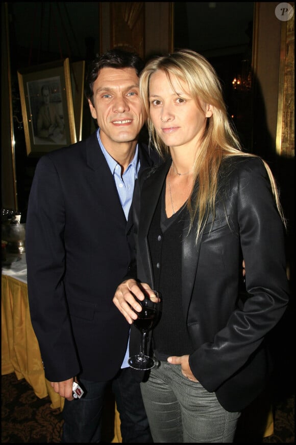 Puis en 1995, Marc Lavoine se marie à Sarah Poniatowski.
Marc Lavoine et sa femme Sarah Poniatowski en 2006.