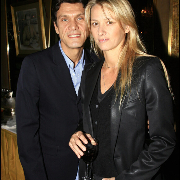 Puis en 1995, Marc Lavoine se marie à Sarah Poniatowski.
Marc Lavoine et sa femme Sarah Poniatowski en 2006.