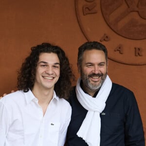 Noé Toussaint et son père Bruce Toussaint - Les célébrités au village lors des Internationaux de France de tennis de Roland Garros 2024 à Paris. Le 5 juin 2024. © Jacovides-Moreau/Bestimage 