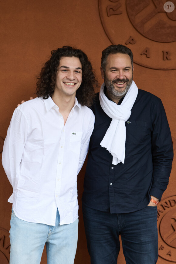 Noé Toussaint et son père Bruce Toussaint - Les célébrités au village lors des Internationaux de France de tennis de Roland Garros 2024 à Paris. Le 5 juin 2024. © Jacovides-Moreau/Bestimage 