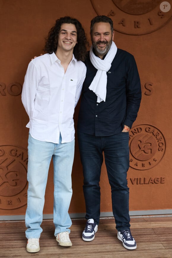 Avec son fils Noé, il est allé à Roland-Garros
Noé Toussaint et son père Bruce Toussaint - Les célébrités au village lors des Internationaux de France de tennis de Roland Garros 2024 à Paris. Le 5 juin 2024. © Jacovides-Moreau/Bestimage 