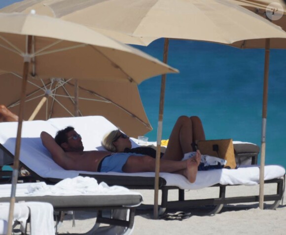 Le champion du monde Lothar Matthäus et sa superbe femme, Kristina Liliana, sur une plage de Miami, en Floride, le 20 mars 2010.